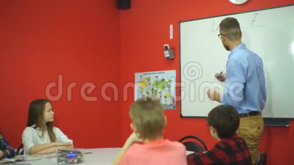 老师问站在黑板前的学生一个问题视频的预览图