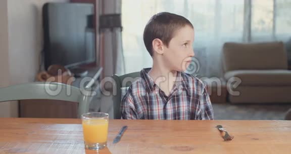 小男孩拒绝吃蔬菜视频的预览图