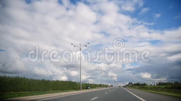 夏季高速公路开放大道视频的预览图