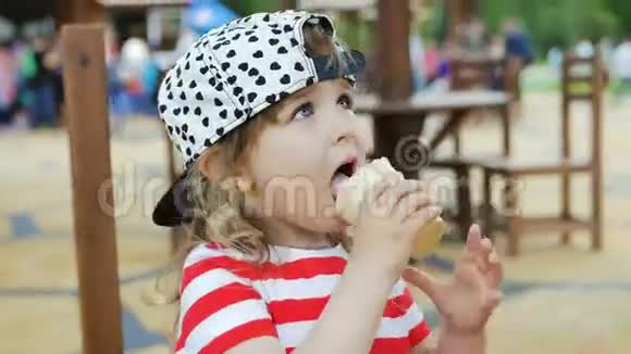 小女孩坐在椅子上吃冰淇淋视频的预览图