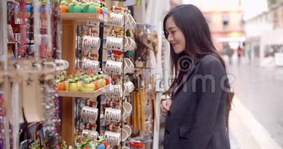 微笑的年轻女子在商店里视频的预览图
