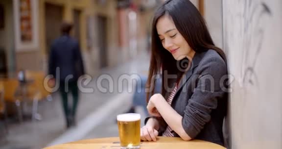 友好的年轻女子坐着喝啤酒视频的预览图