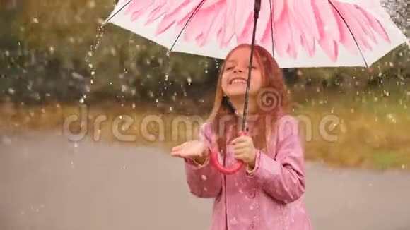 带雨伞的开朗女孩视频的预览图