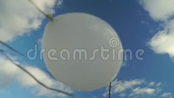 未清洗的白氦气球在天空中高高飞翔视频的预览图