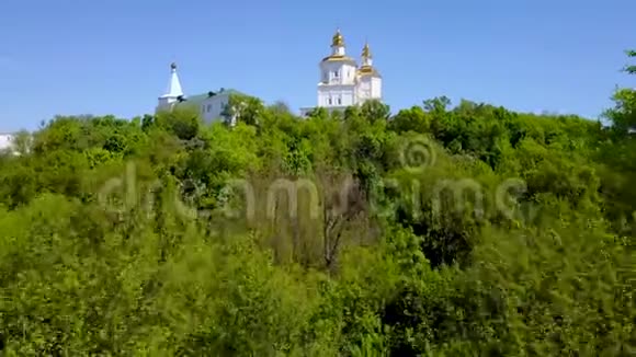 在山上的小教堂附近飞行空中飞行视频的预览图