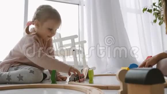 微笑的小女孩玩玩具视频的预览图