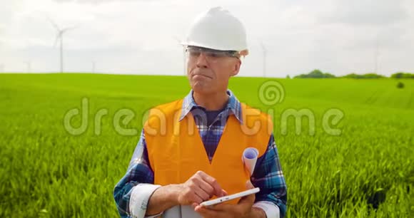 愤怒的工程师在农场谈手机视频的预览图
