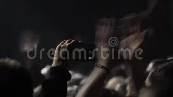 摇滚音乐会视频的预览图