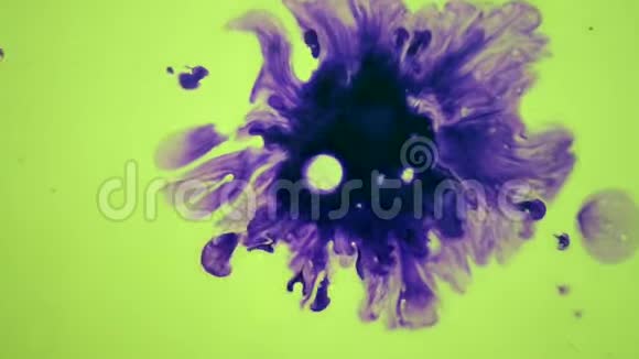 漂亮的紫色墨水滴在黄色湿滑的表面视频的预览图