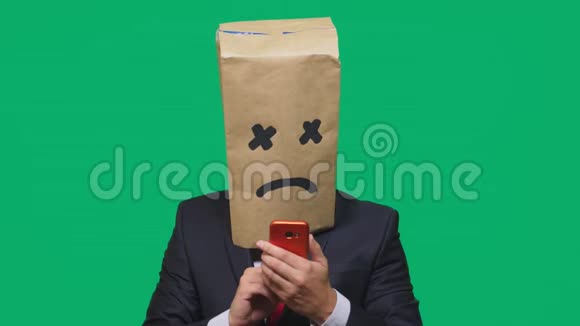 情感概念手势一个头上戴着一个包裹的人脸上画着微笑精疲力竭疲惫不堪在说话视频的预览图