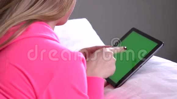 女士使用平板电脑绿色屏幕视频的预览图
