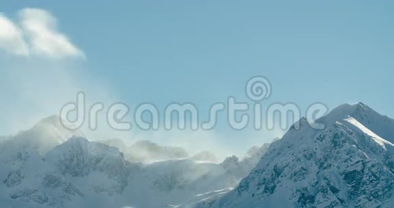 在白雪覆盖的山峰上流云的时间流逝视频的预览图