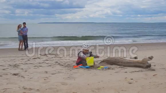 一家人在海滩上视频的预览图