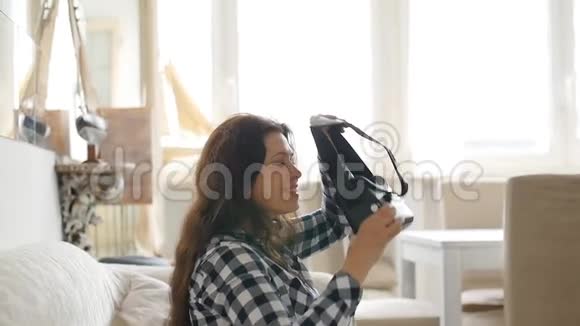 年轻女子使用虚拟现实耳机视频的预览图