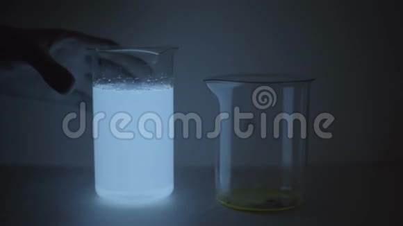 实验室化学瓶中混合清水的发光荧光物质视频的预览图