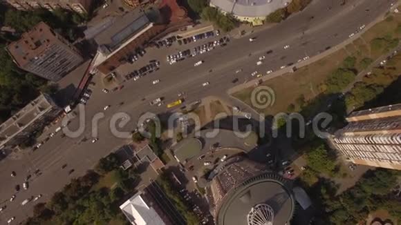 空中飞行城市道路上的汽车从上往下看像是卫星间谍4K视频的预览图
