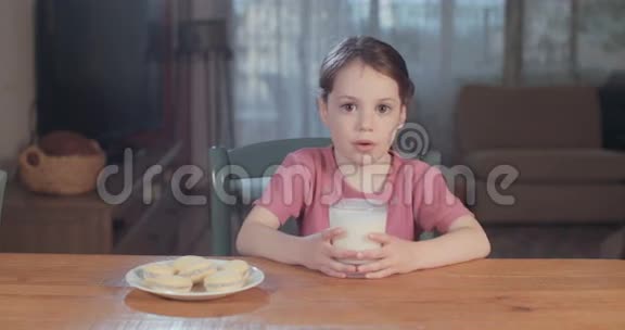 小女孩喝着一杯牛奶视频的预览图