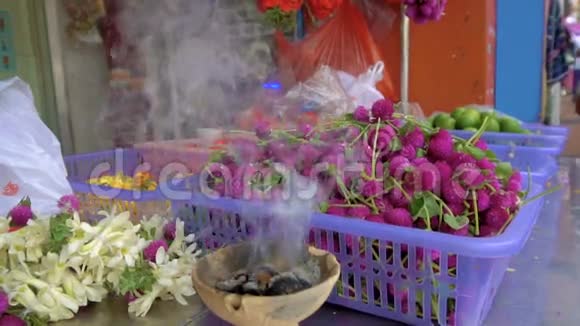 有仪式用的印度花在烟雾中的市场摊位视频的预览图
