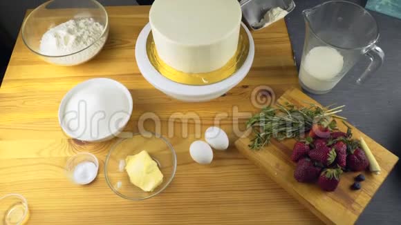 用抹刀将奶油蛋糕手工放入视频的预览图