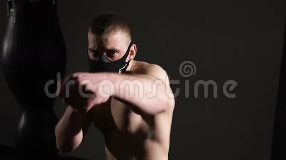 戴着面具的可怕年轻人前面有攻击性的比赛视频的预览图