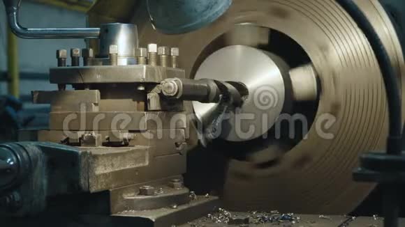 铣床在工厂生产金属细节视频的预览图