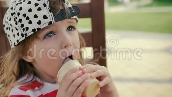 小女孩坐在椅子上吃冰淇淋视频的预览图