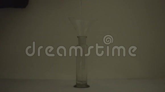 化学经验玻璃瓶中的荧光化学反应视频的预览图