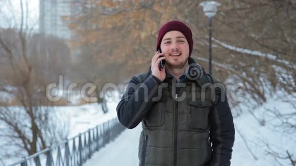 冬天公园里有人用手机说话视频的预览图