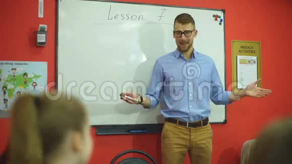 老师问站在黑板前的学生一个问题视频的预览图