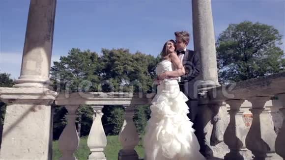 荷兰老房子阳台上浪漫的年轻爱情视频的预览图