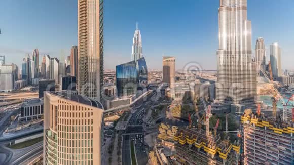 全景式的迪拜市区天际线景观带有购物中心喷泉和摩天大楼的空中时光视频的预览图