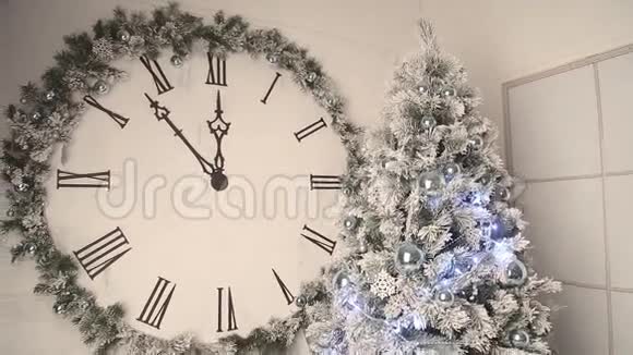 带钟的白色圣诞房视频的预览图