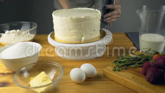 用抹刀将奶油蛋糕手工放入视频的预览图