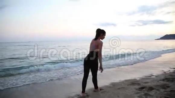 地中海海滩日落时做瑜伽的运动女孩视频的预览图