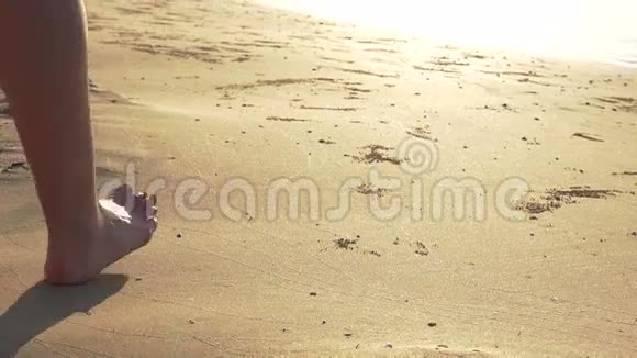 女人的双脚沿着沙流向大海高清高清视频的预览图