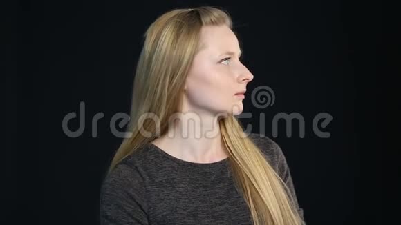 一个黑人背景的金发女孩的情感肖像视频的预览图