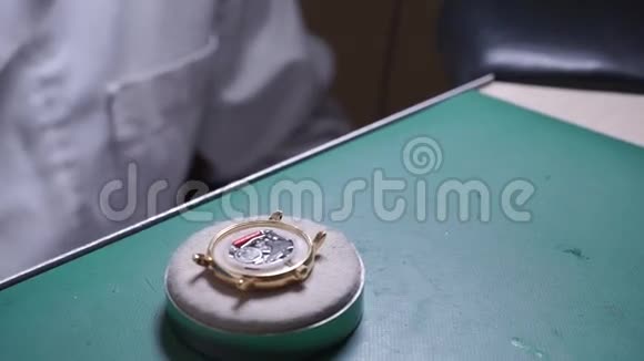 手表修理店的师傅把手表放回盖子视频的预览图