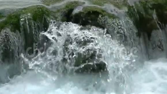 山河特写瀑布慢动作视频的预览图