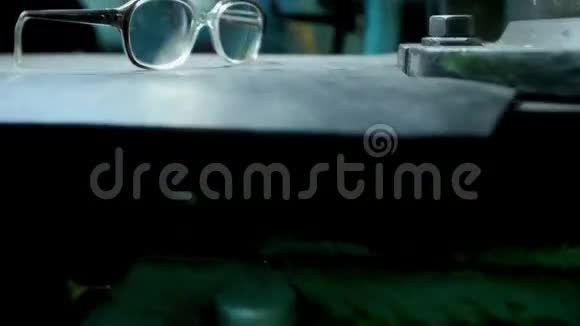 工厂里工人用的一种白色眼镜视频的预览图
