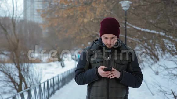 年轻人在户外使用智能手机视频的预览图