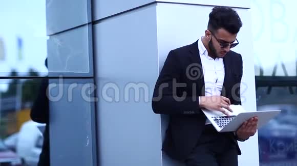 酷哥阿拉伯男人通话使用笔记本电脑肖像商务中心视频的预览图