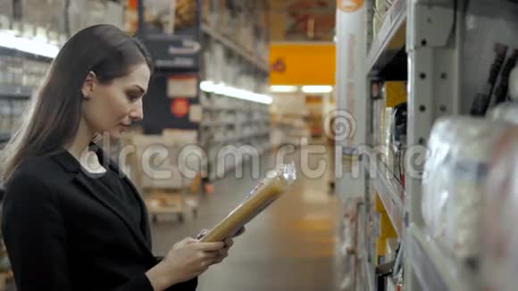 在杂货店里选择意大利面食的女人在食品超市购物视频的预览图