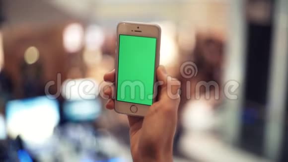 男人用智能手机和绿色屏幕购物中心视频的预览图