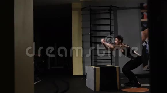 可爱的运动黑发女郎在交叉训练的健身房做跳跃运动视频的预览图