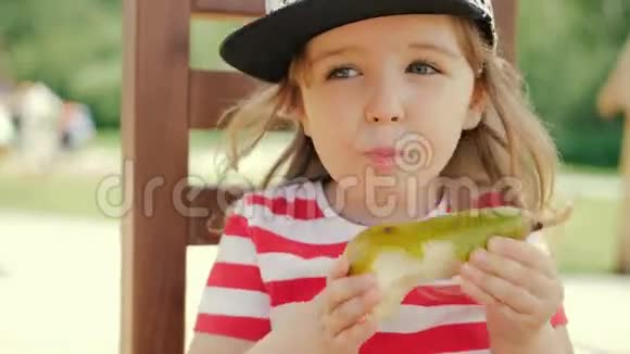 阳光明媚的女孩正开心地吃着水果视频的预览图