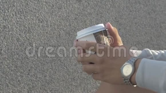 一个在街上喝咖啡的年轻人粗鲁的搬运工视频的预览图