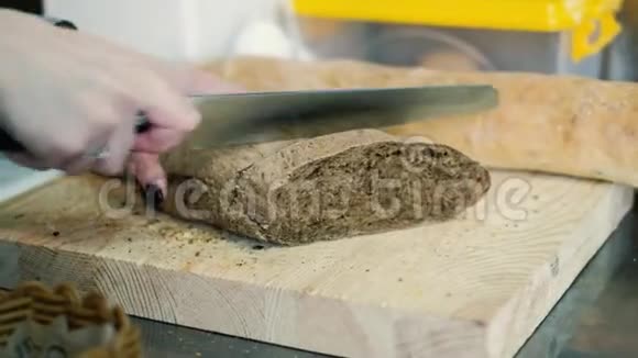 餐厅厨师切面包4k视频的预览图