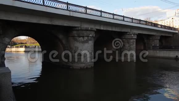 石桥和河堤视频的预览图