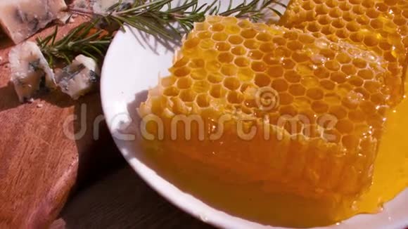 木制桌子上白色盘子里的蜂蜜细胞全景图视频的预览图