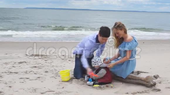 一家人在海滩上视频的预览图